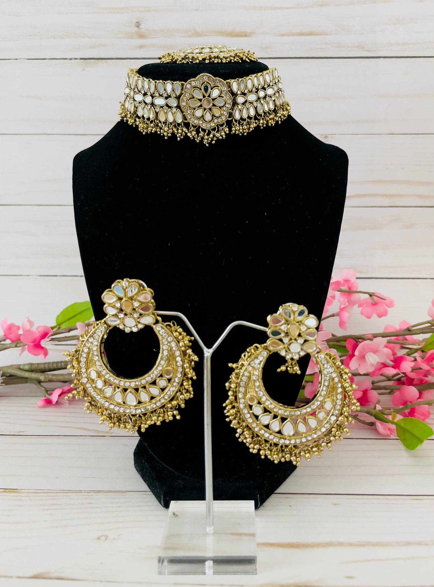 Mirror Choker Set: Elevate Your Fashion Game with Creative Jewels